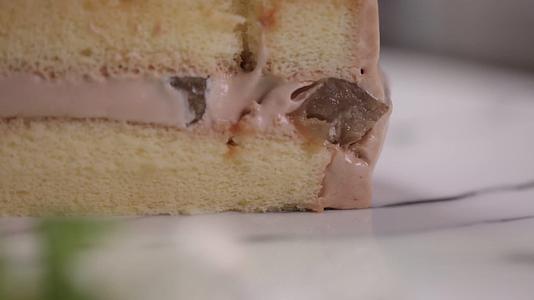 镜头合集巧克力慕斯蛋糕栗子蛋糕视频的预览图