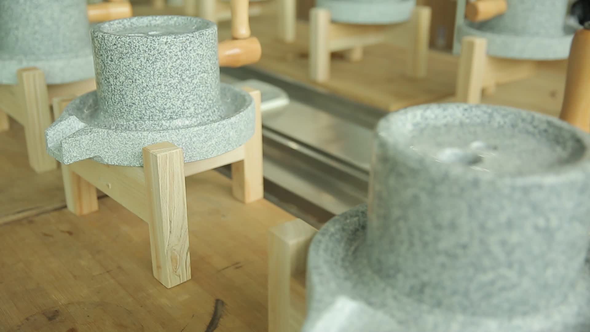 镜头合集清洗传统石磨做豆腐视频的预览图