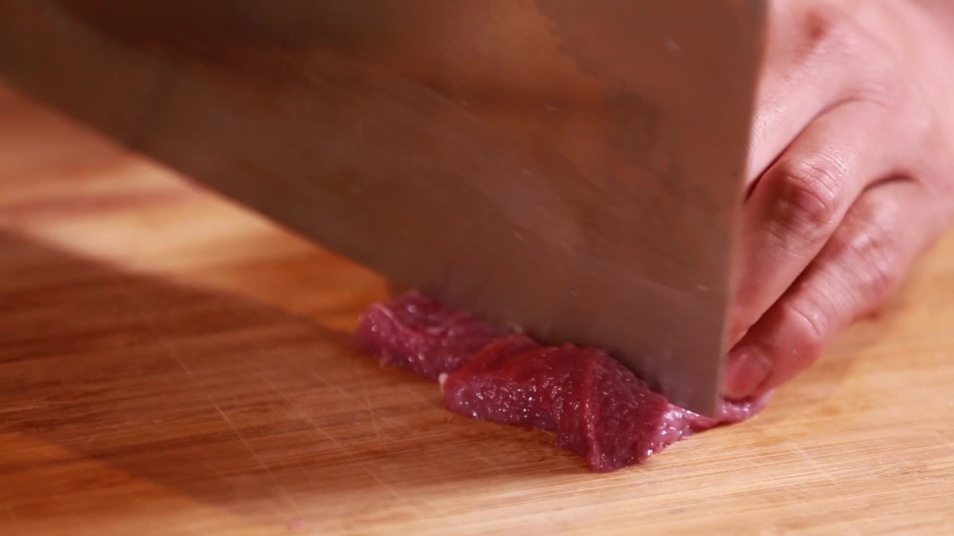 镜头合集切羊腿肉切羊肉视频的预览图