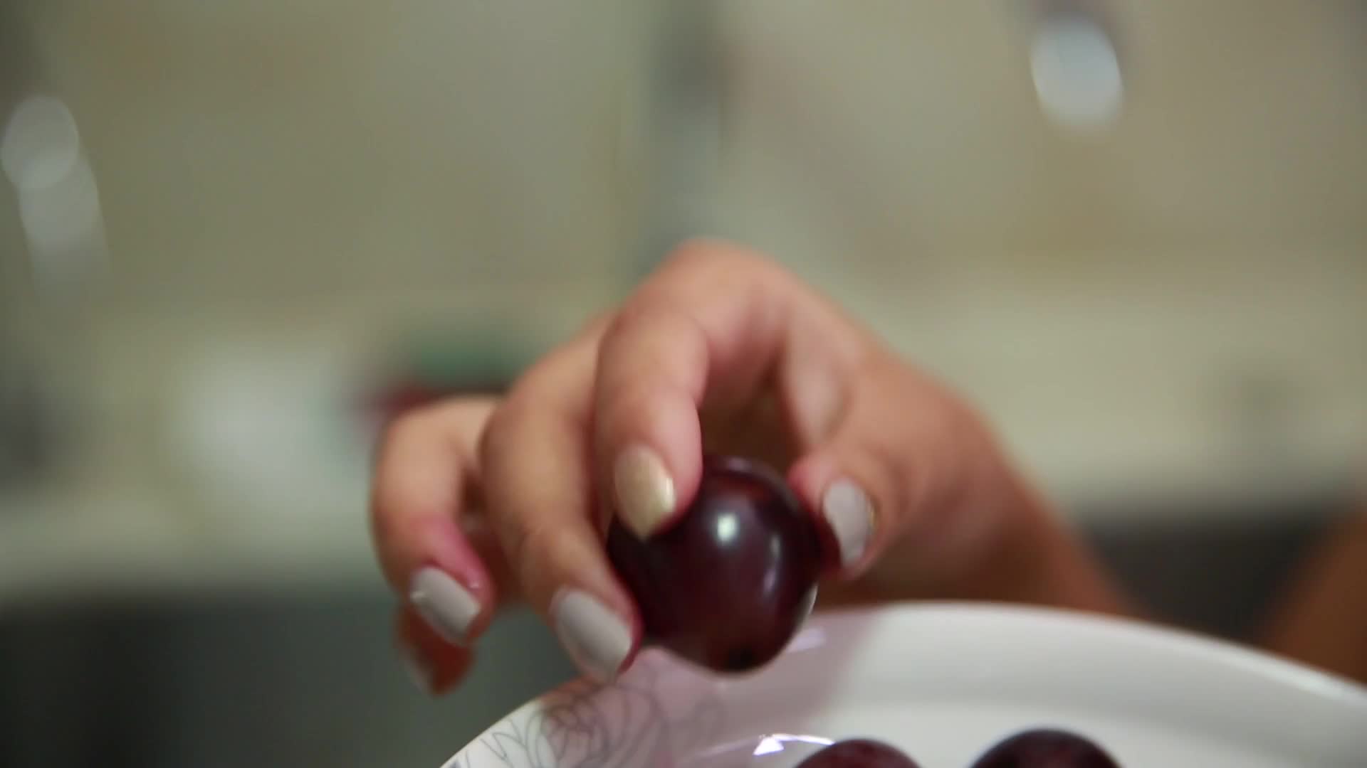 镜头合集清洗葡萄珠葡萄果粒视频的预览图