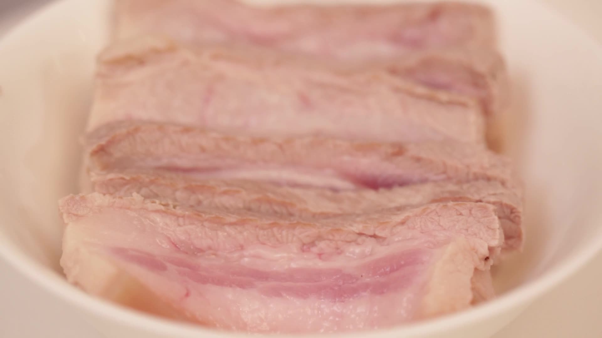 镜头合集切五花肉切白肉扣肉肉片视频的预览图