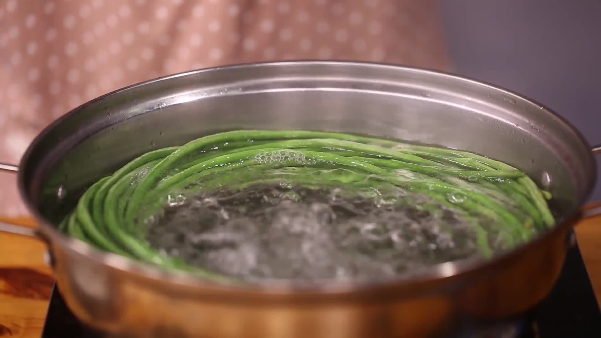 镜头合集清洗煮制长豆角视频的预览图