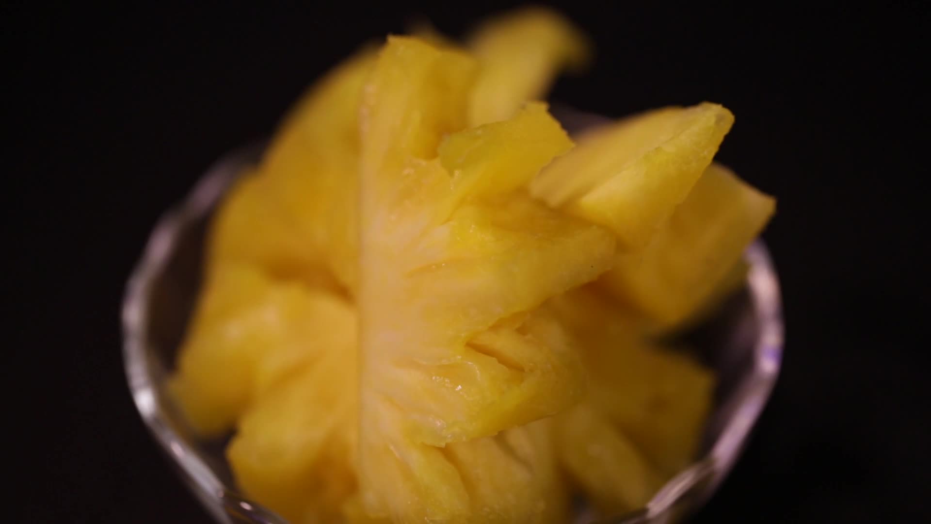 镜头合集切好的菠萝果肉视频的预览图