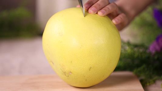 镜头合集切开水果柚子视频的预览图