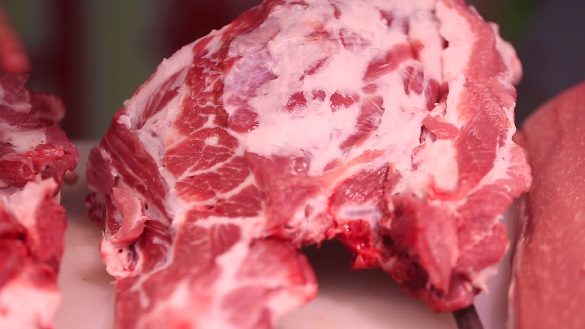 镜头合集肉类市场卖猪肉视频的预览图