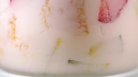 镜头合集酸奶发酵乳水果捞视频的预览图
