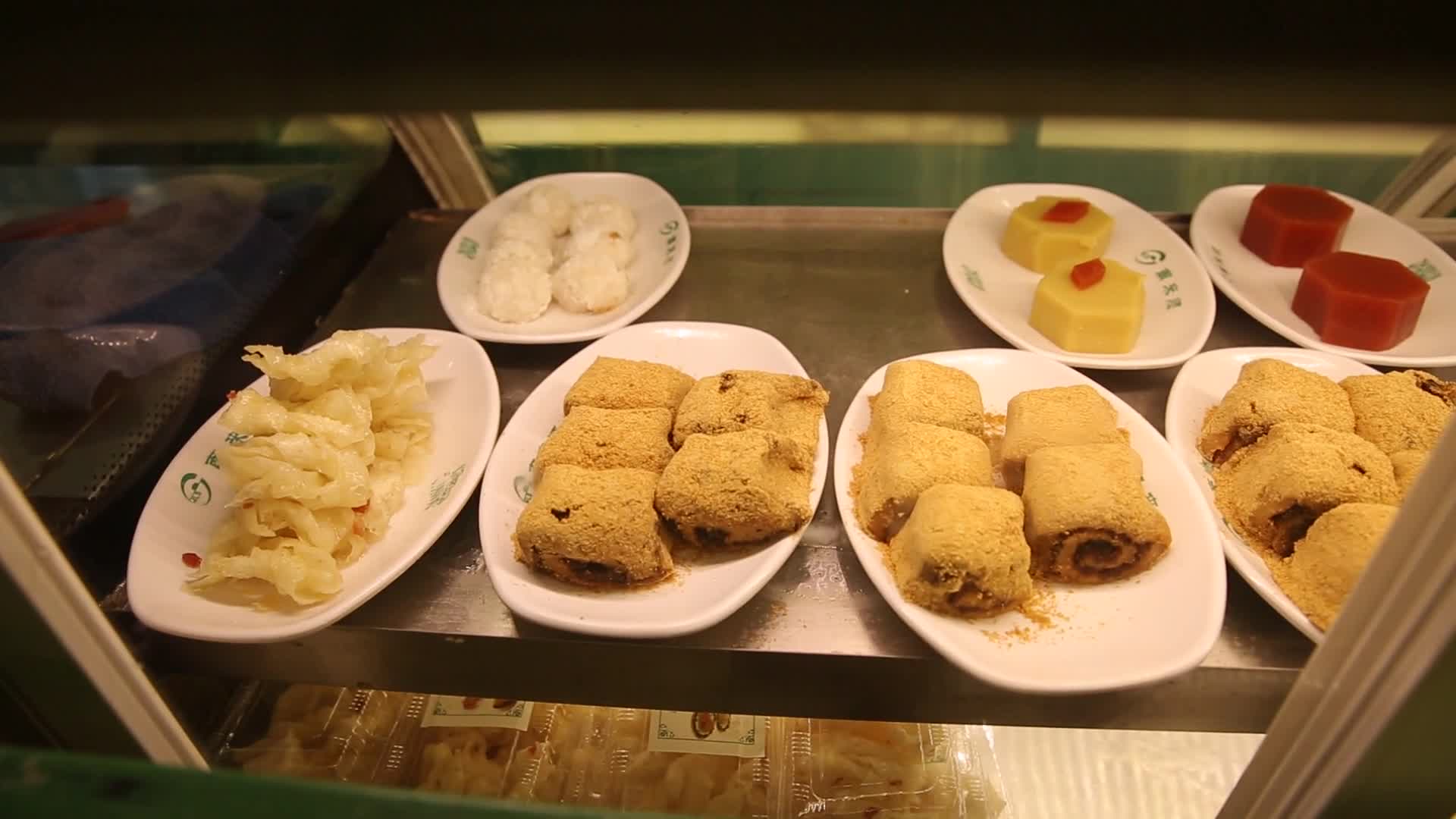 镜头合集小吃店传统国营老北京小吃价格牌视频的预览图
