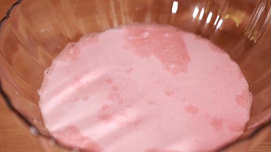 镜头合集甜品饮料草莓牛奶视频的预览图