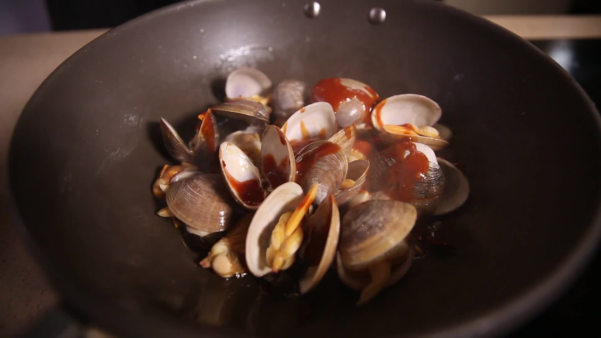 镜头合集小海鲜辣炒花蛤爆炒蛤蜊视频的预览图