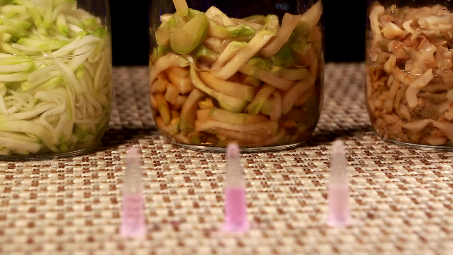 镜头合集腌制不同时间的榨菜亚硝酸盐含量视频的预览图