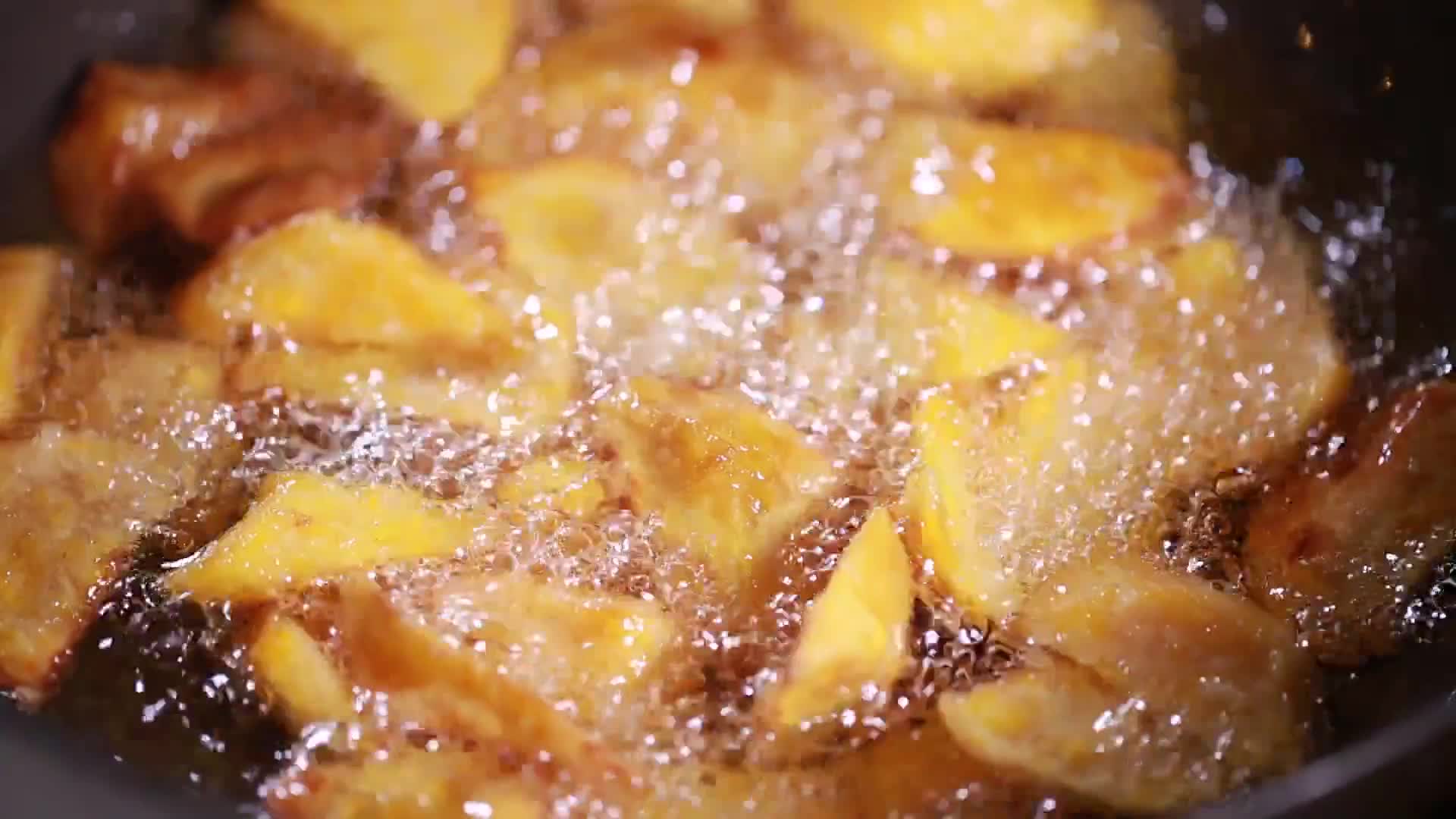 镜头合集油炸红薯块视频的预览图
