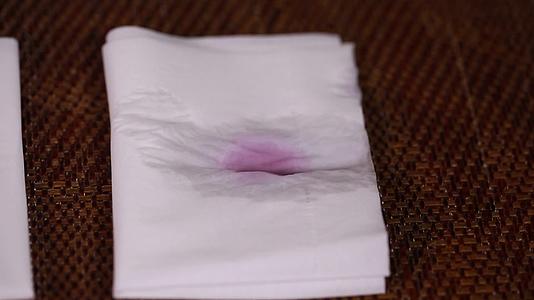 镜头合集纸巾上的花青素酸碱变色实验视频的预览图