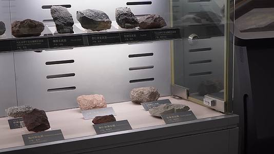 各种玉石矿石石材石料陈列展览视频的预览图