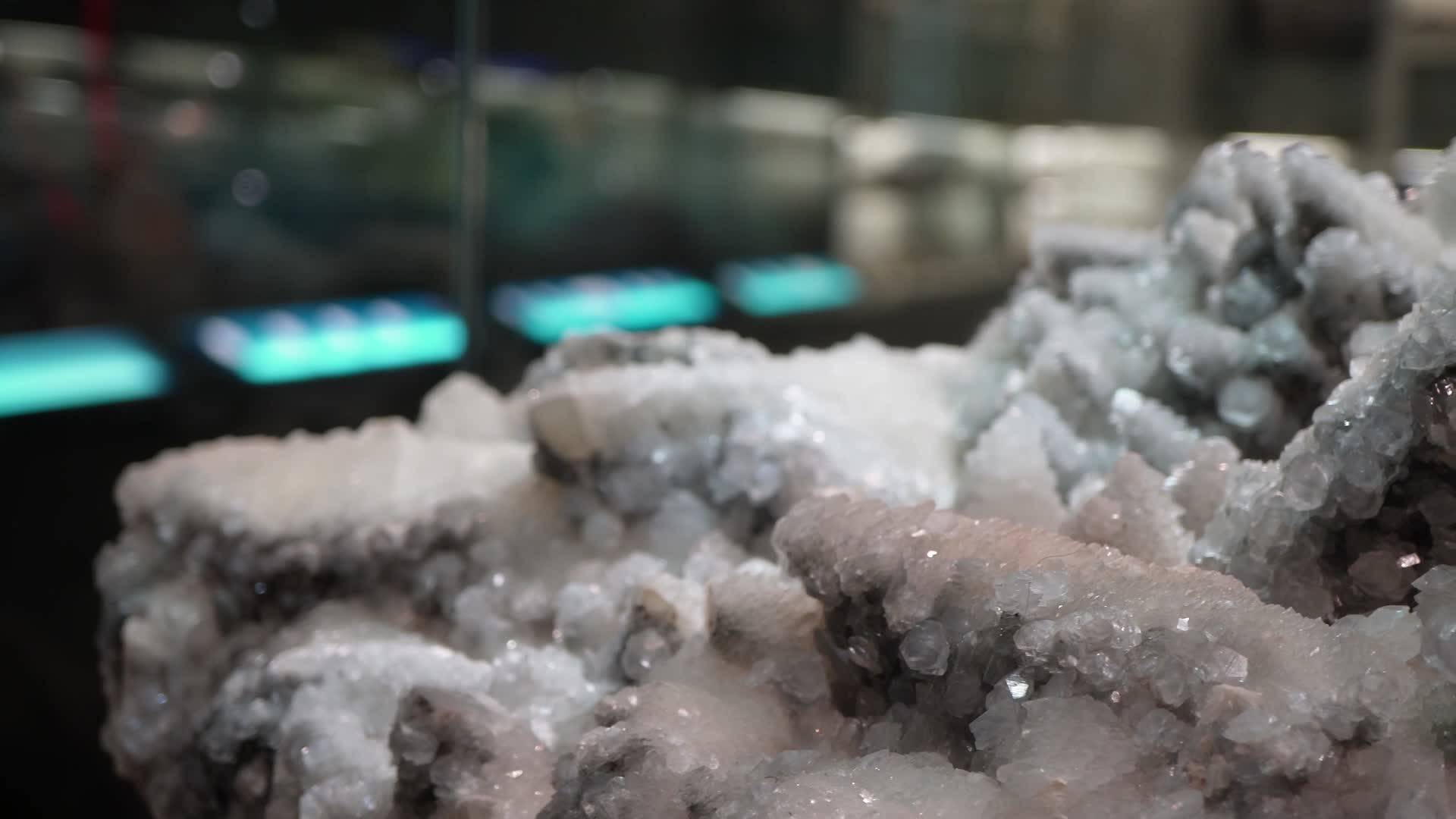 矿石晶石宝石彩宝玉石视频的预览图