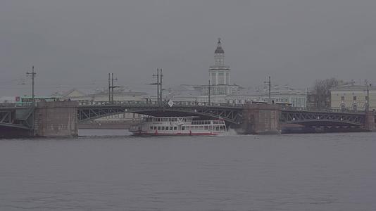 俄罗斯莫斯科圣彼得堡火车站交通行人视频的预览图