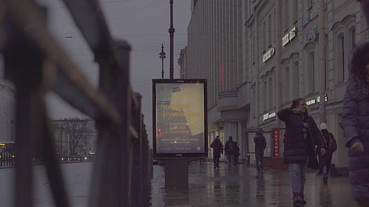 俄罗斯莫斯科圣彼得堡火车站交通行人视频的预览图