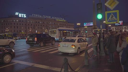 俄罗斯圣彼得堡莫斯科大街飞机电车行人视频的预览图