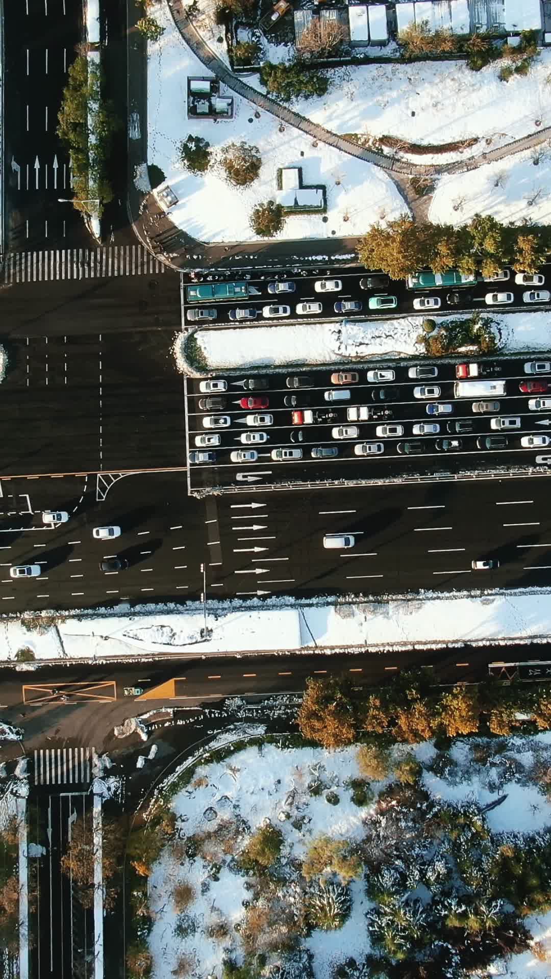 城市航拍山东济南城市交通竖屏视频的预览图