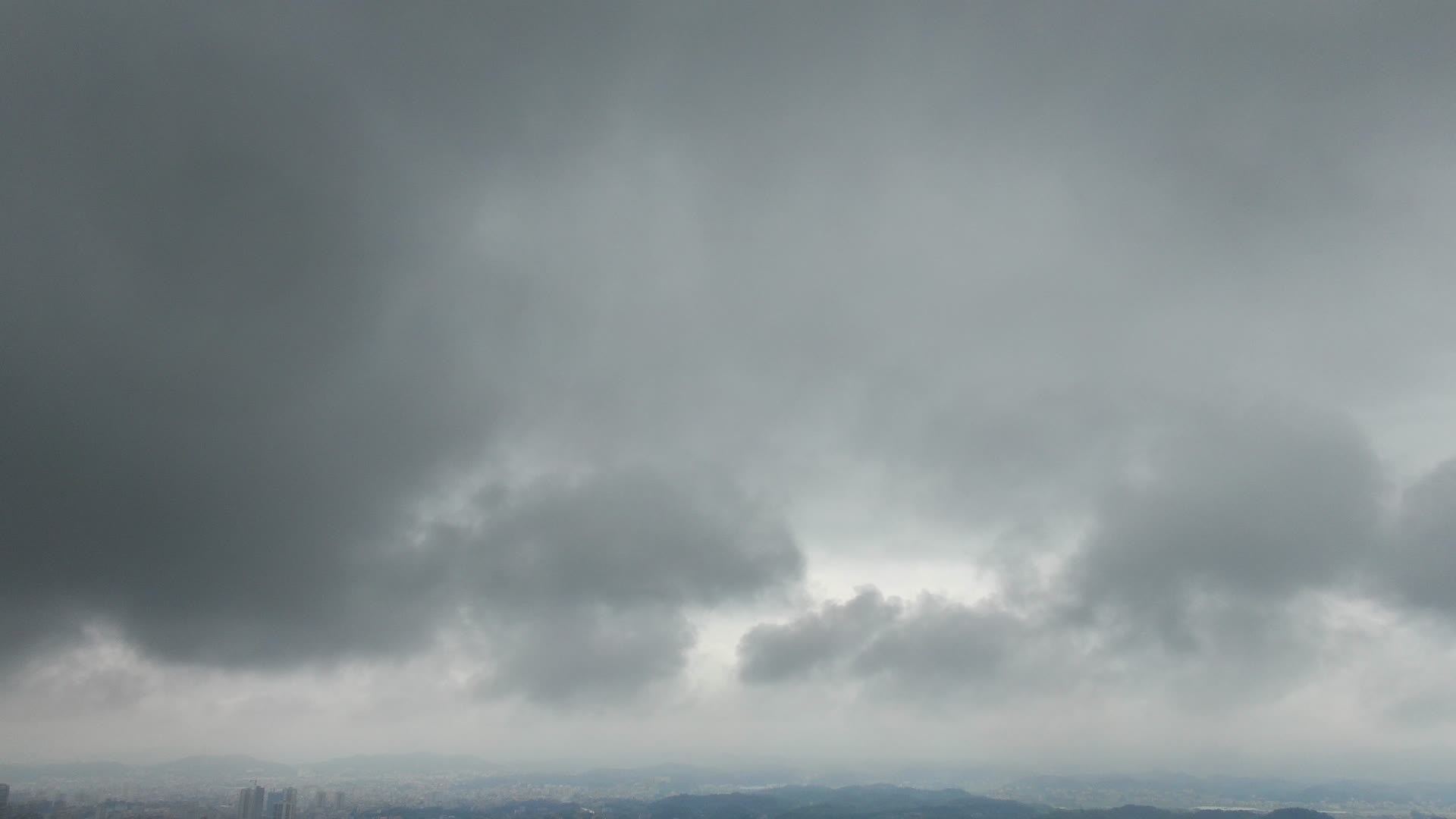 极端天气乌云视频的预览图