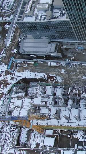房地产工地冬天雪景施工竖屏航拍视频的预览图