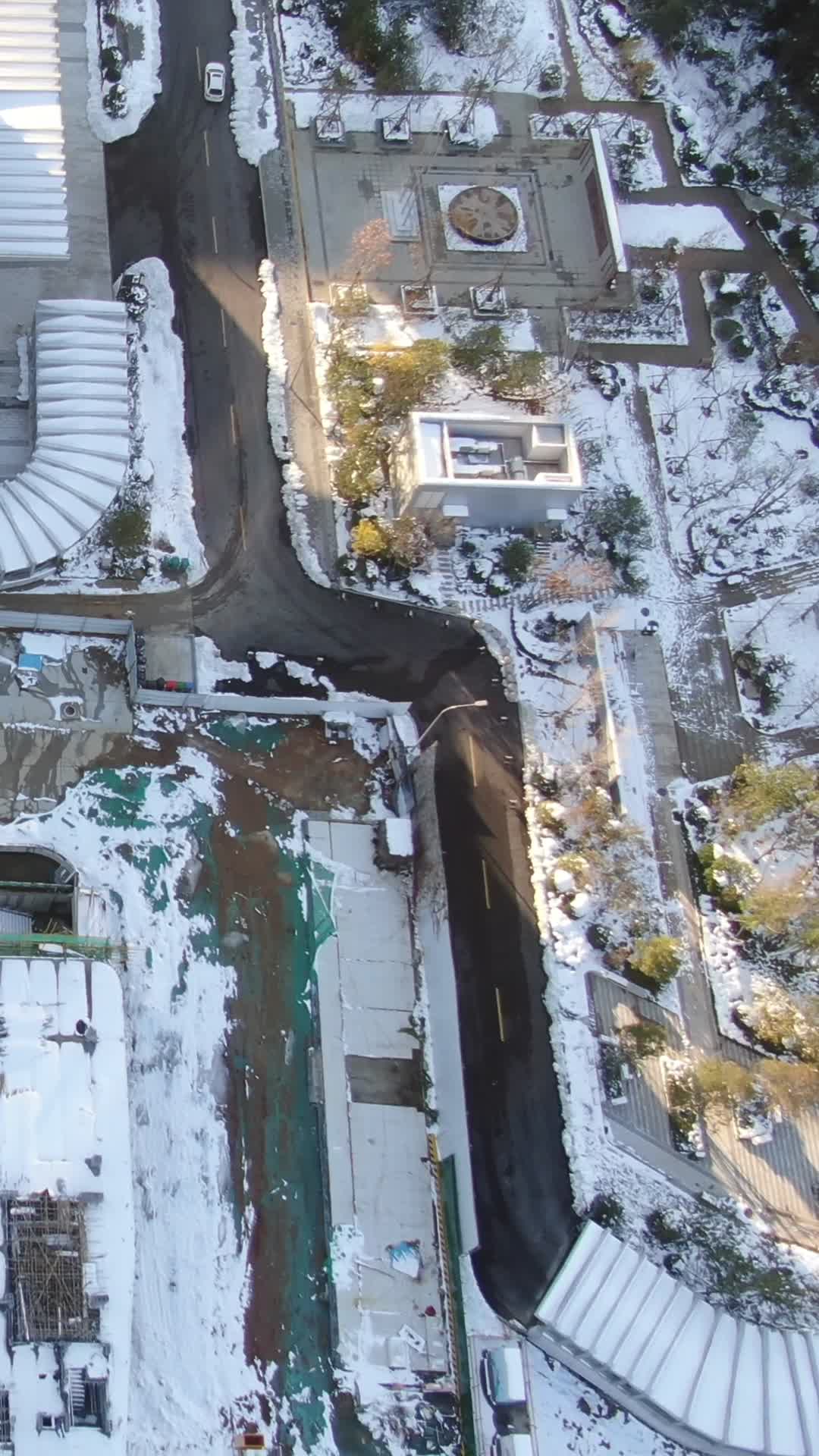 房地产工地冬天雪景施工竖屏航拍视频的预览图