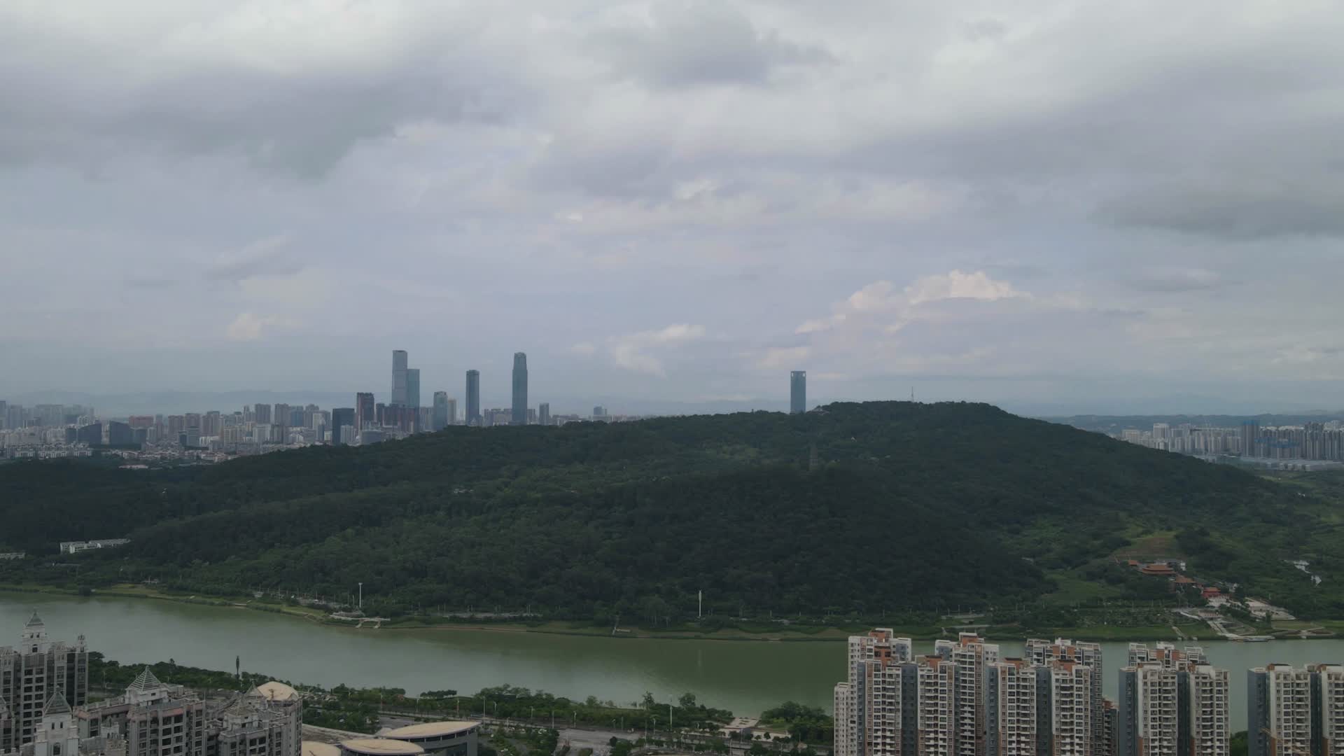 城市航拍广西南宁青秀山移动延时视频的预览图