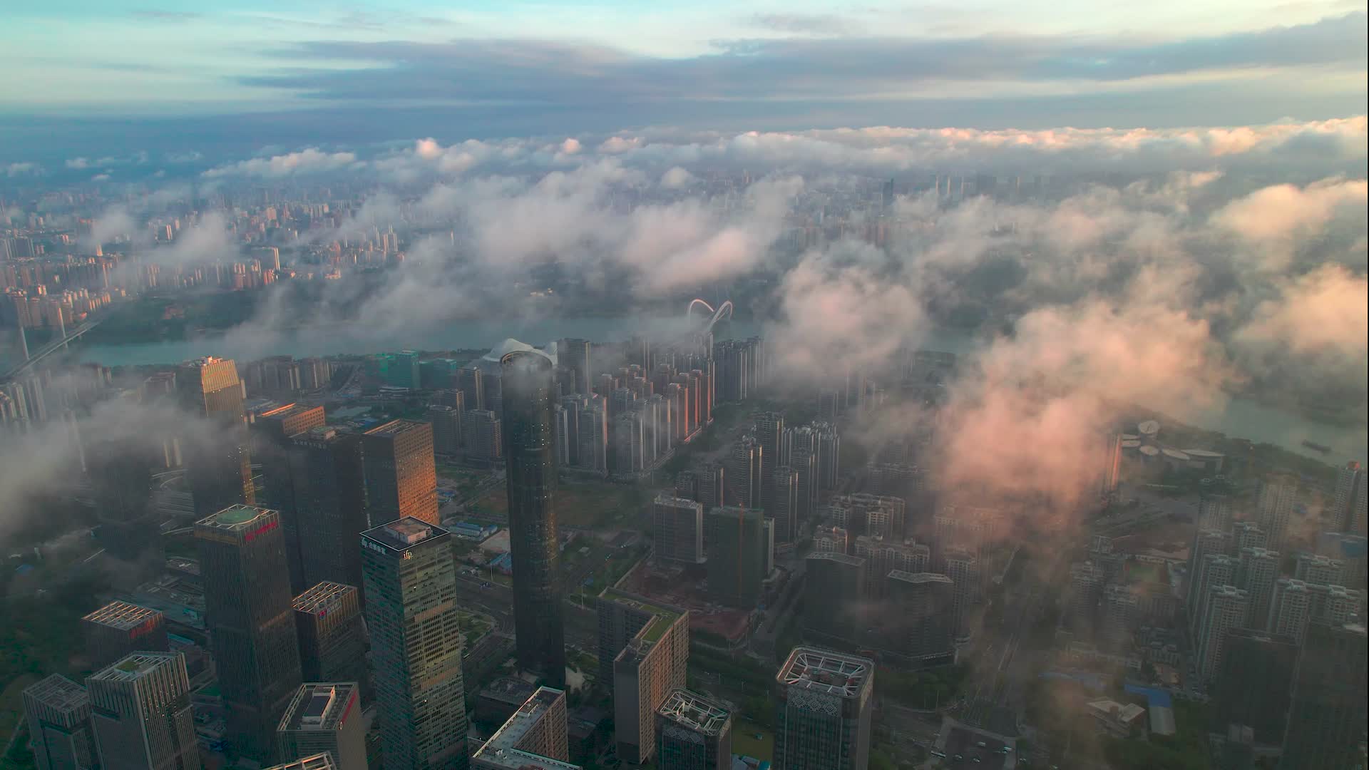 航拍云雾中的五象新区风光视频的预览图