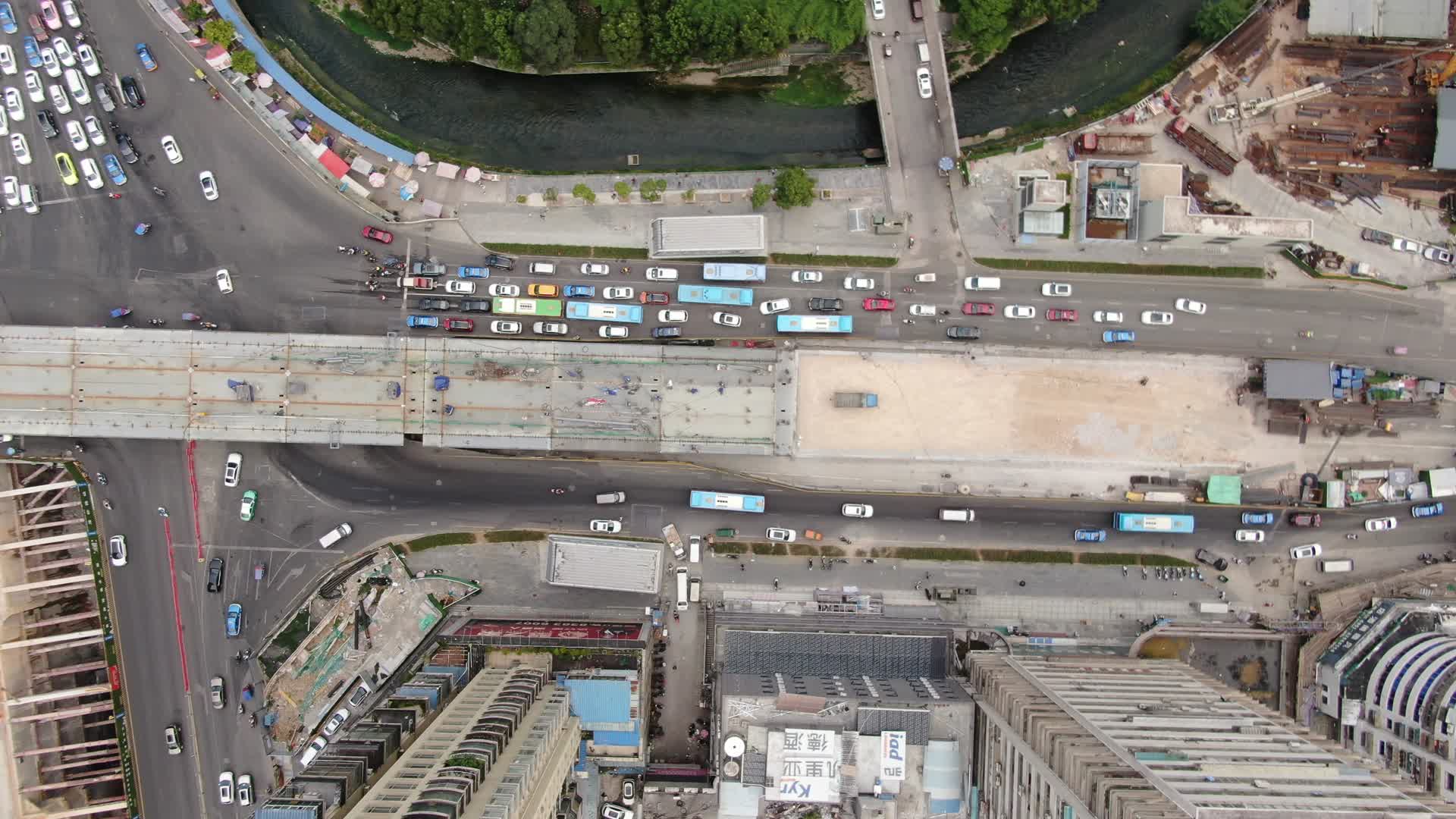 城市航拍高楼拥挤交通车辆形式视频的预览图