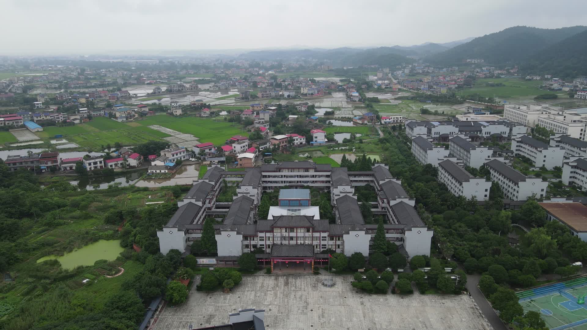 航拍湖南旅游景区湘潭湘乡东山书院视频的预览图