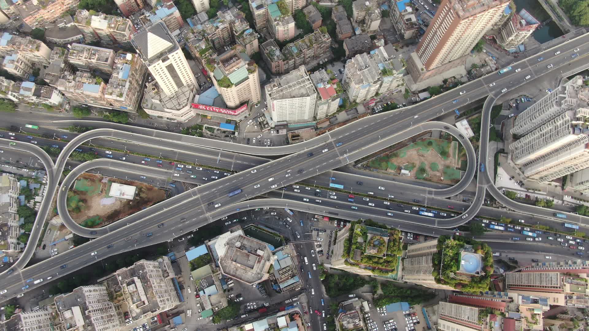 城市航拍高楼拥挤交通车辆形式视频的预览图