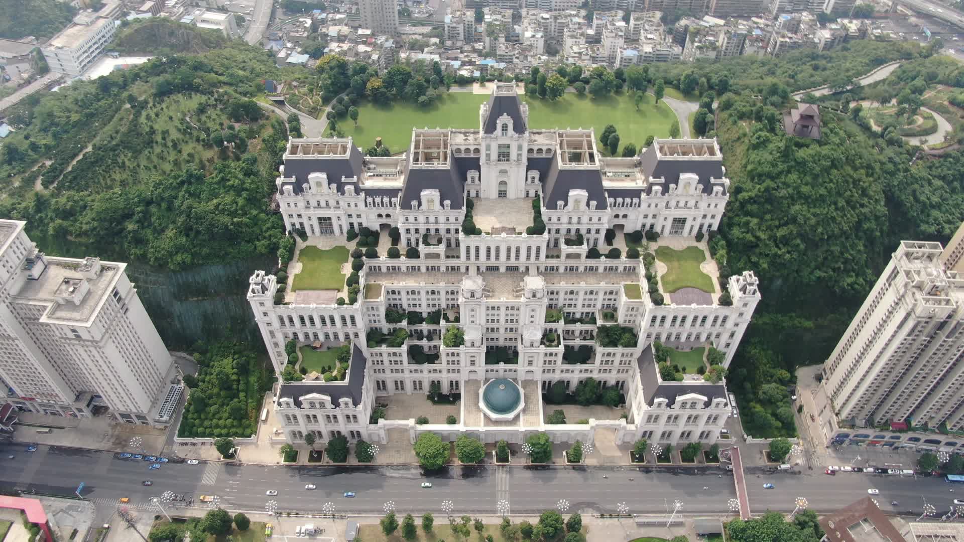 城市航拍贵阳花果园白宫地标建筑视频的预览图