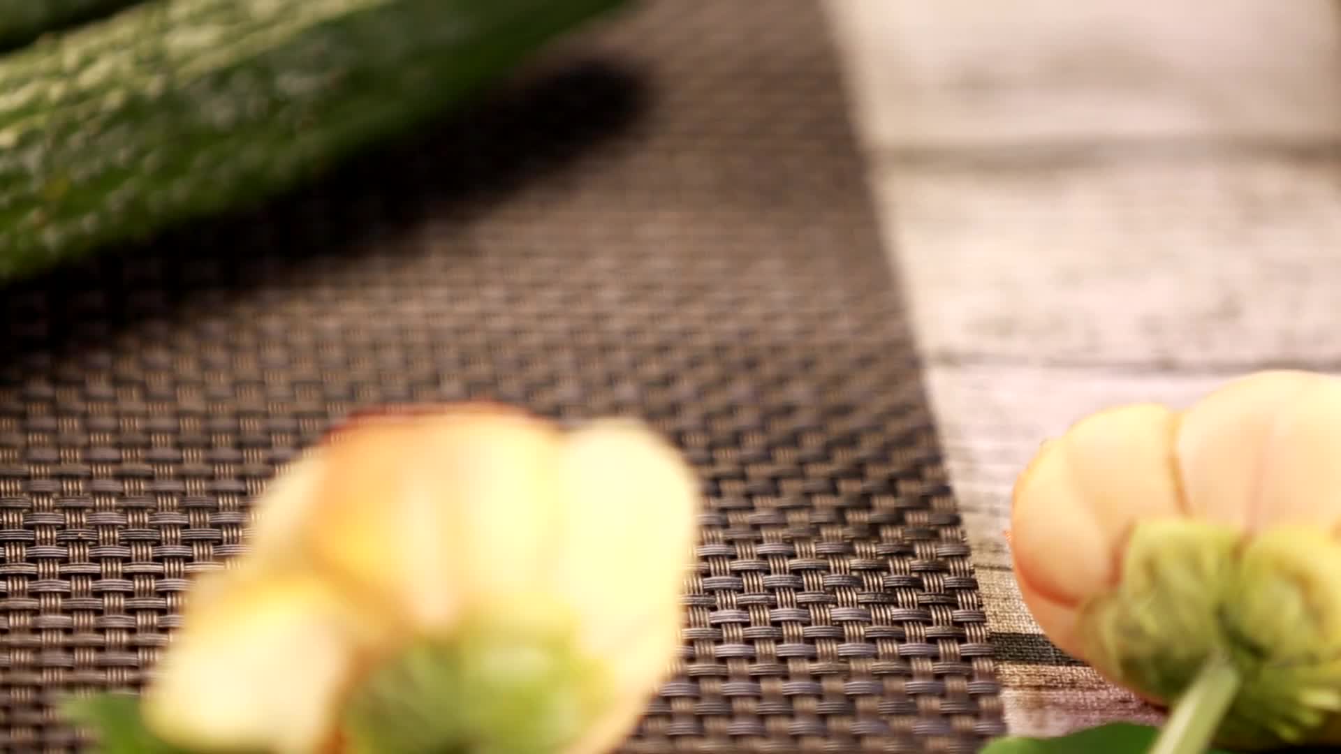 镜头合集顶花带刺新鲜黄瓜视频的预览图