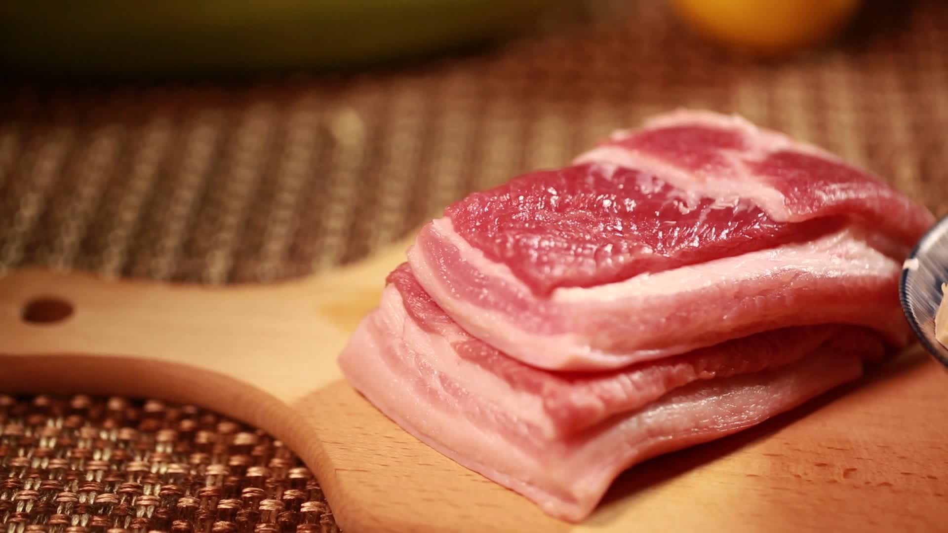 镜头合集菜刀切五花肉块视频的预览图