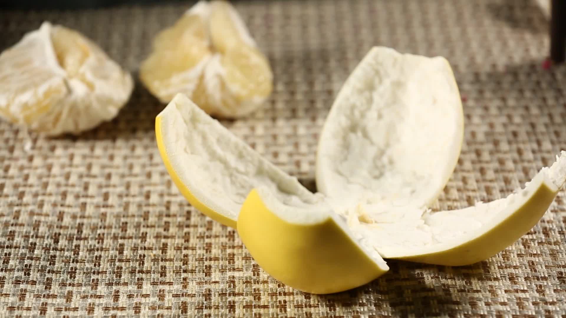镜头合集剥开的柚子和完整的柚子皮视频的预览图