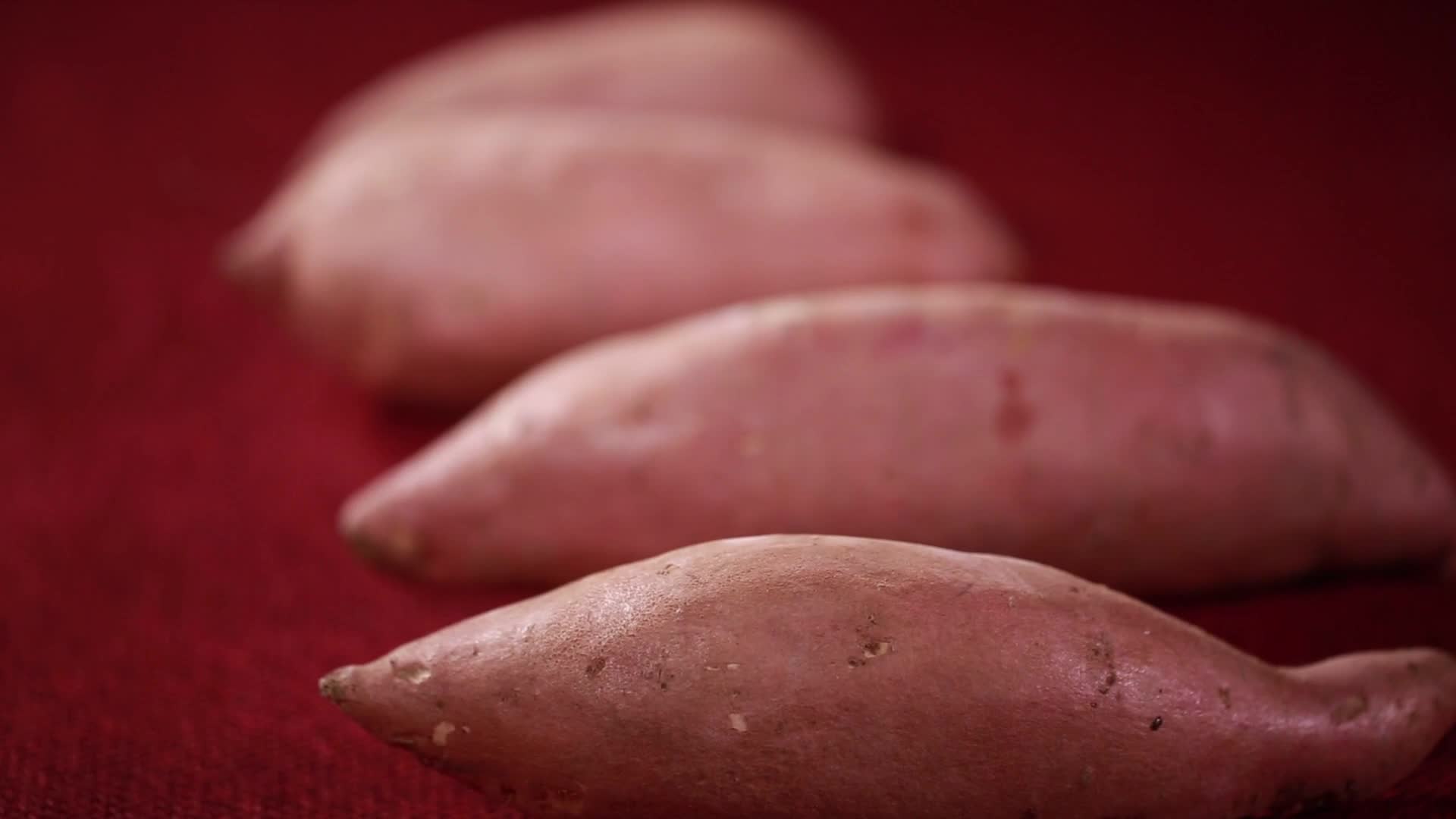 镜头合集厨娘削地瓜皮切红薯片视频的预览图