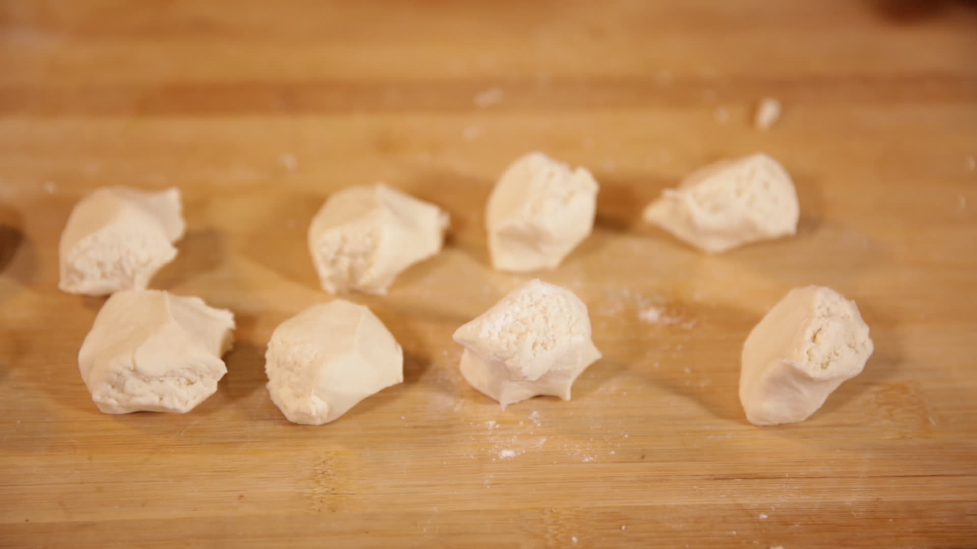 镜头合集厨师擀面烙饼视频的预览图