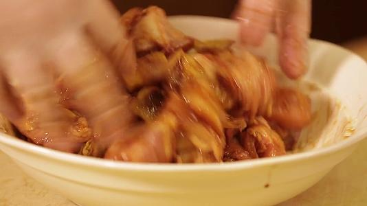 镜头合集葱姜水料酒调料腌制鸡肉去腥入味视频的预览图