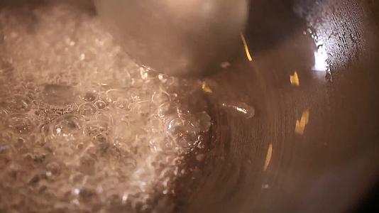 镜头合集厨师炒糖色炒制焦糖糖浆视频的预览图