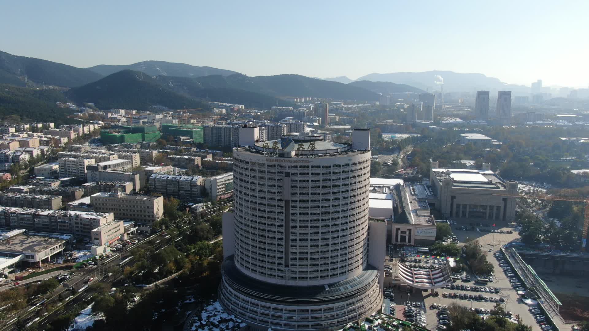 城市航拍山东大厦地标建筑视频的预览图