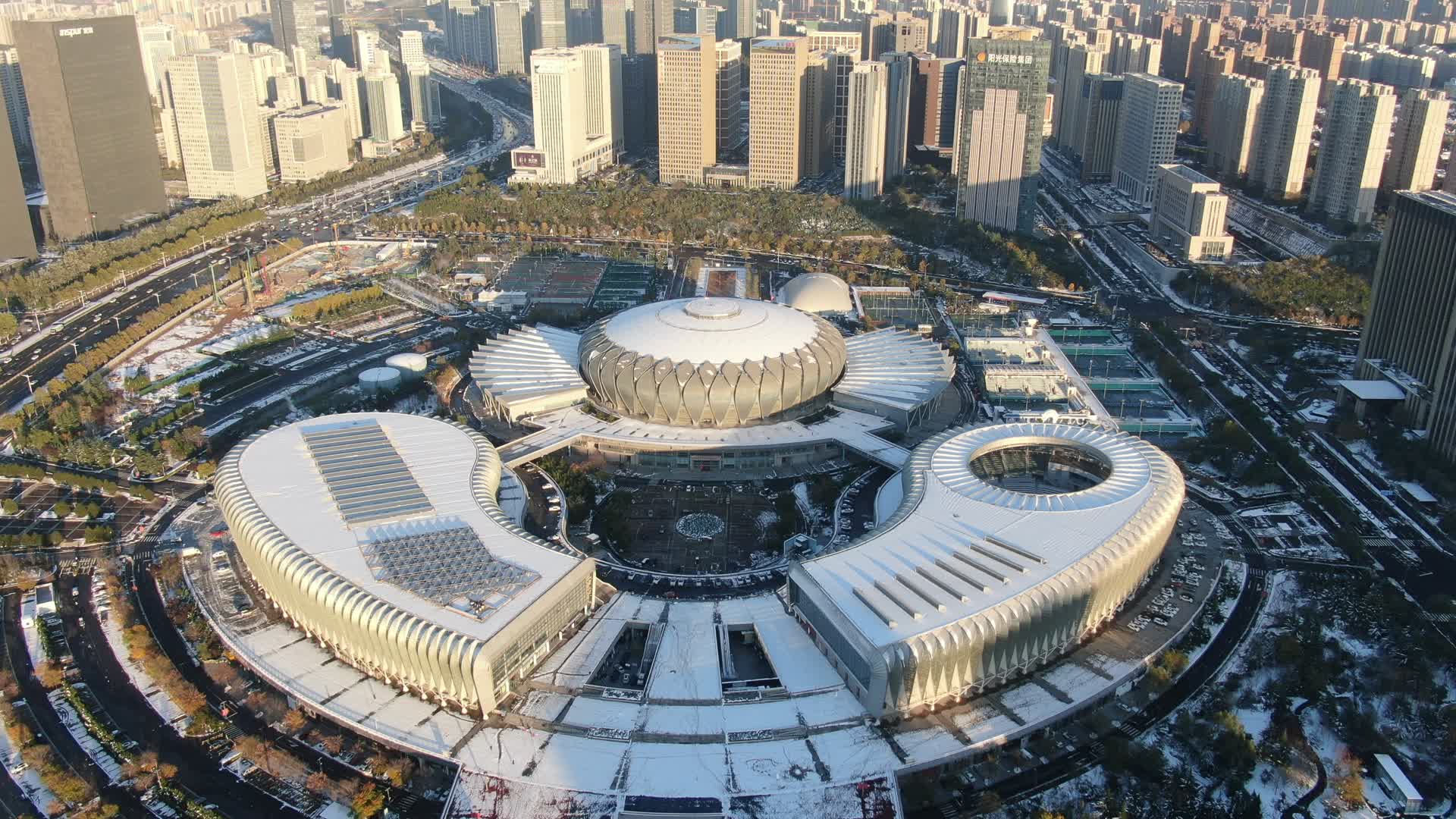 城市航拍济南奥体中心冬天雪景视频的预览图