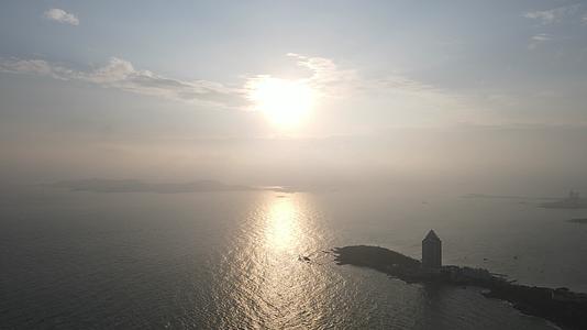 城市航拍青岛海边日落晚霞夕阳视频的预览图