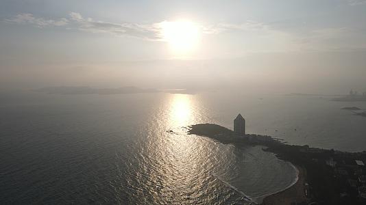 城市航拍青岛海边日落晚霞夕阳视频的预览图