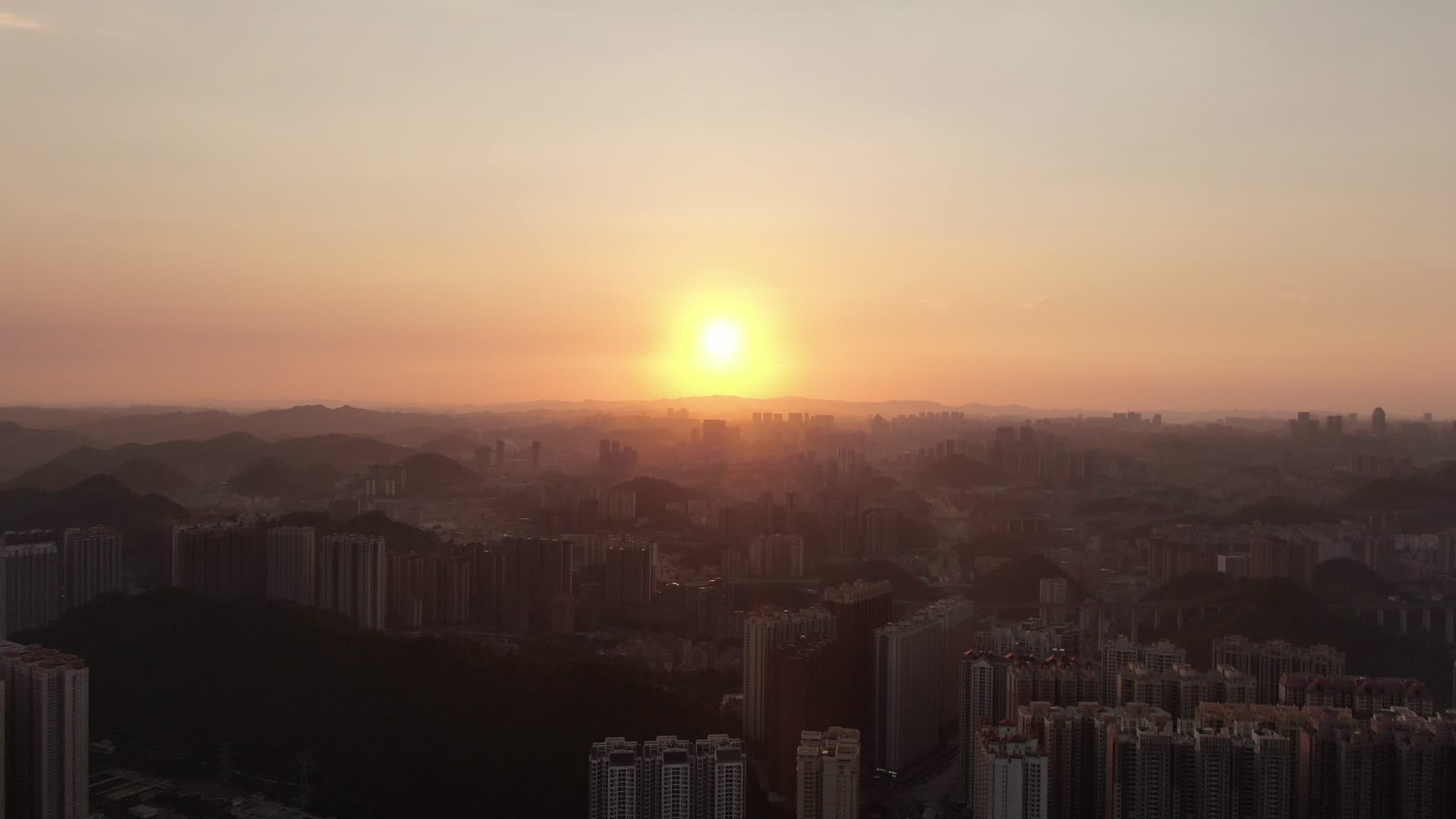 城市航拍日落晚霞高楼剪影视频的预览图