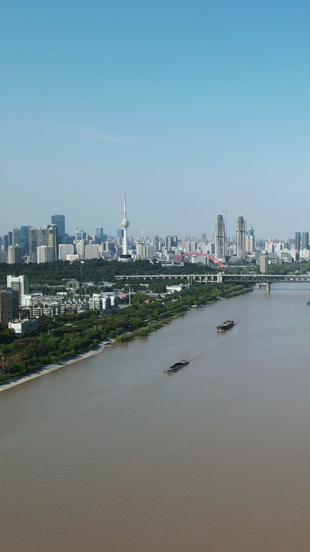 城市航拍武汉长江风光竖屏航拍视频的预览图