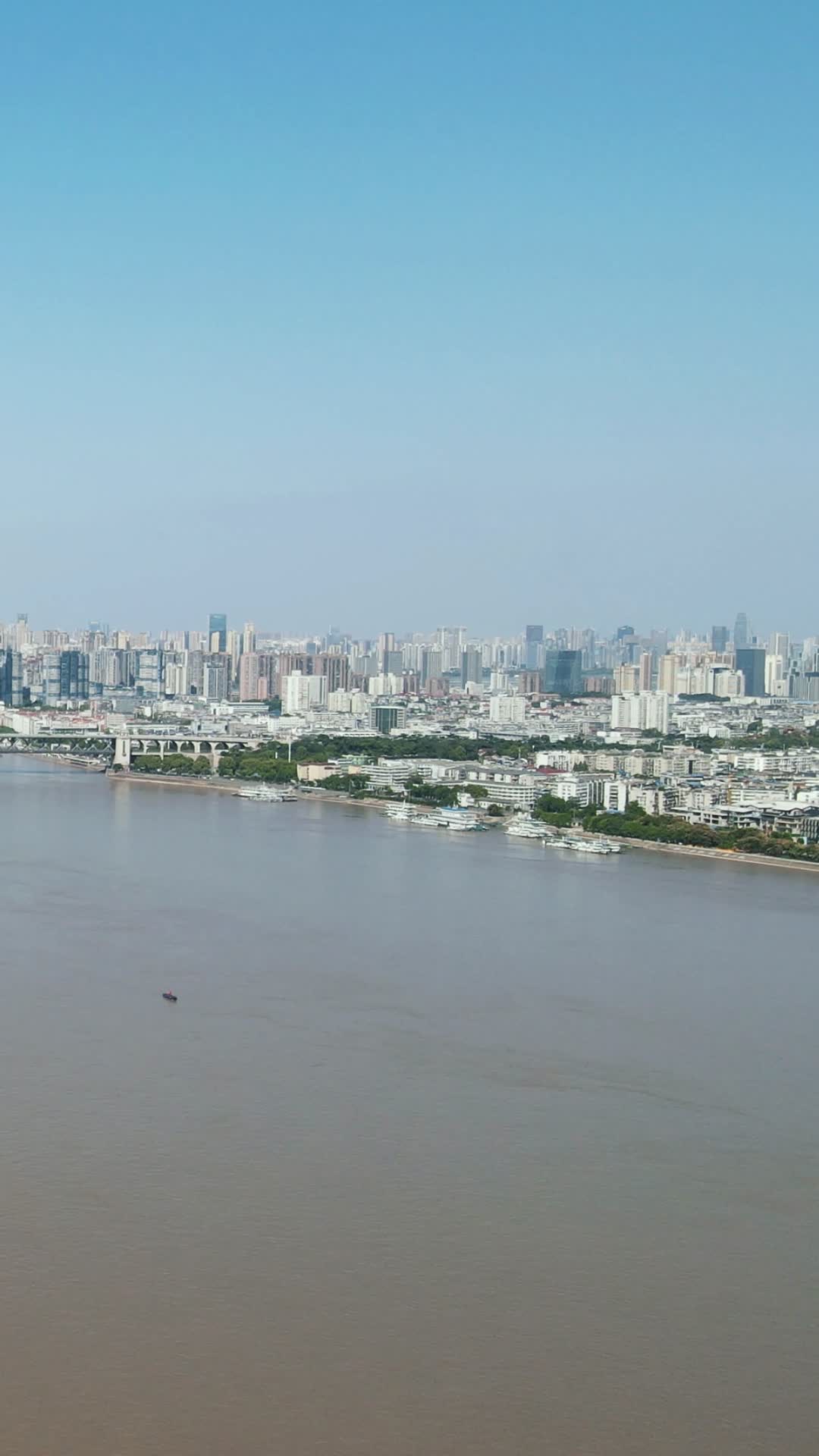 城市航拍武汉长江风光竖屏航拍视频的预览图