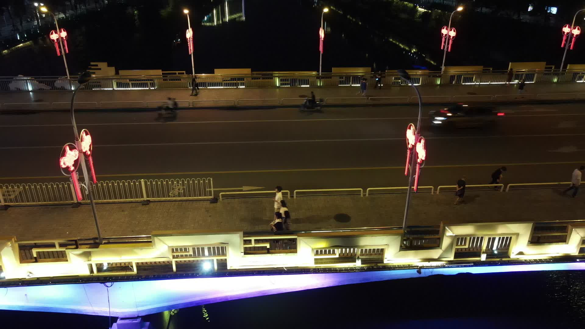 航拍湖南邵阳桥梁夜景车流交通视频的预览图