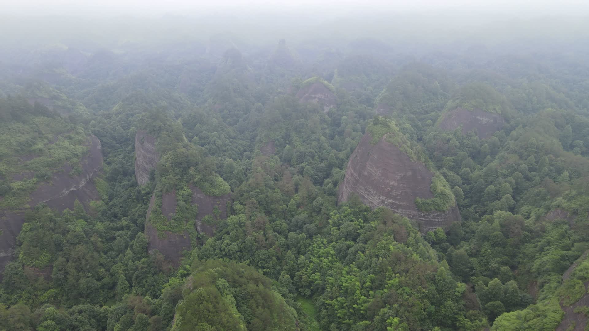 航拍丹霞地貌大山自然风光视频的预览图