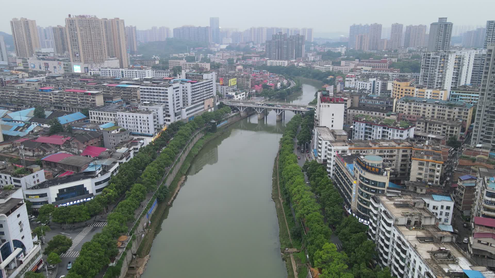 航拍湖南邵阳资江城市风光视频的预览图
