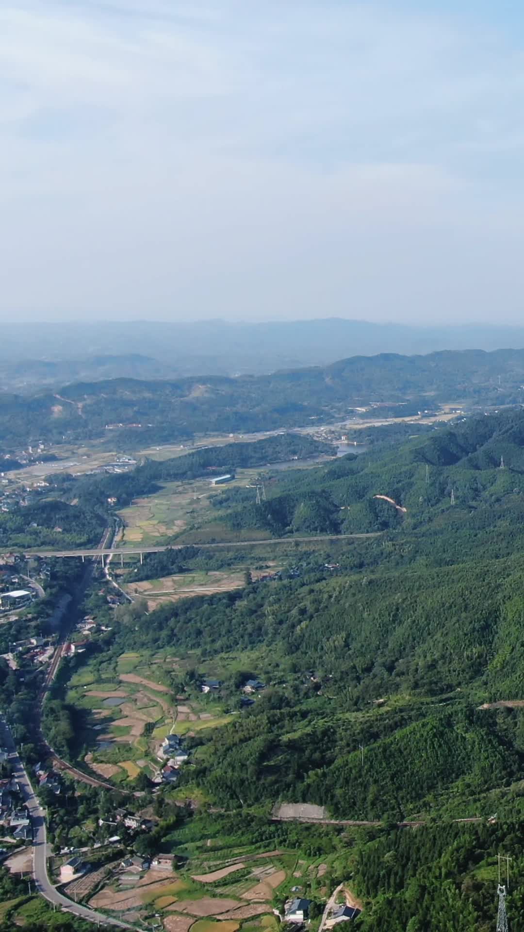 航拍大自然连绵起伏山峰山川视频的预览图