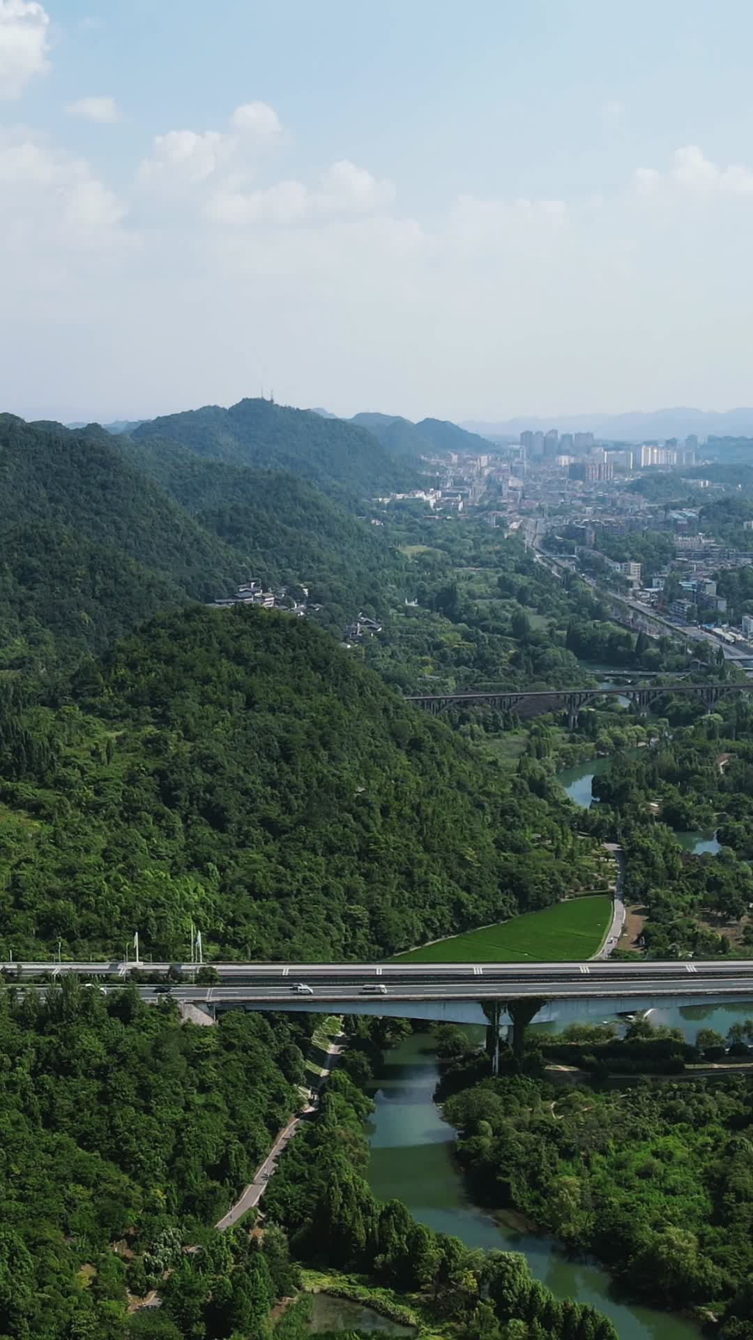 贵州贵阳西二环高架桥交通竖屏航拍视频的预览图